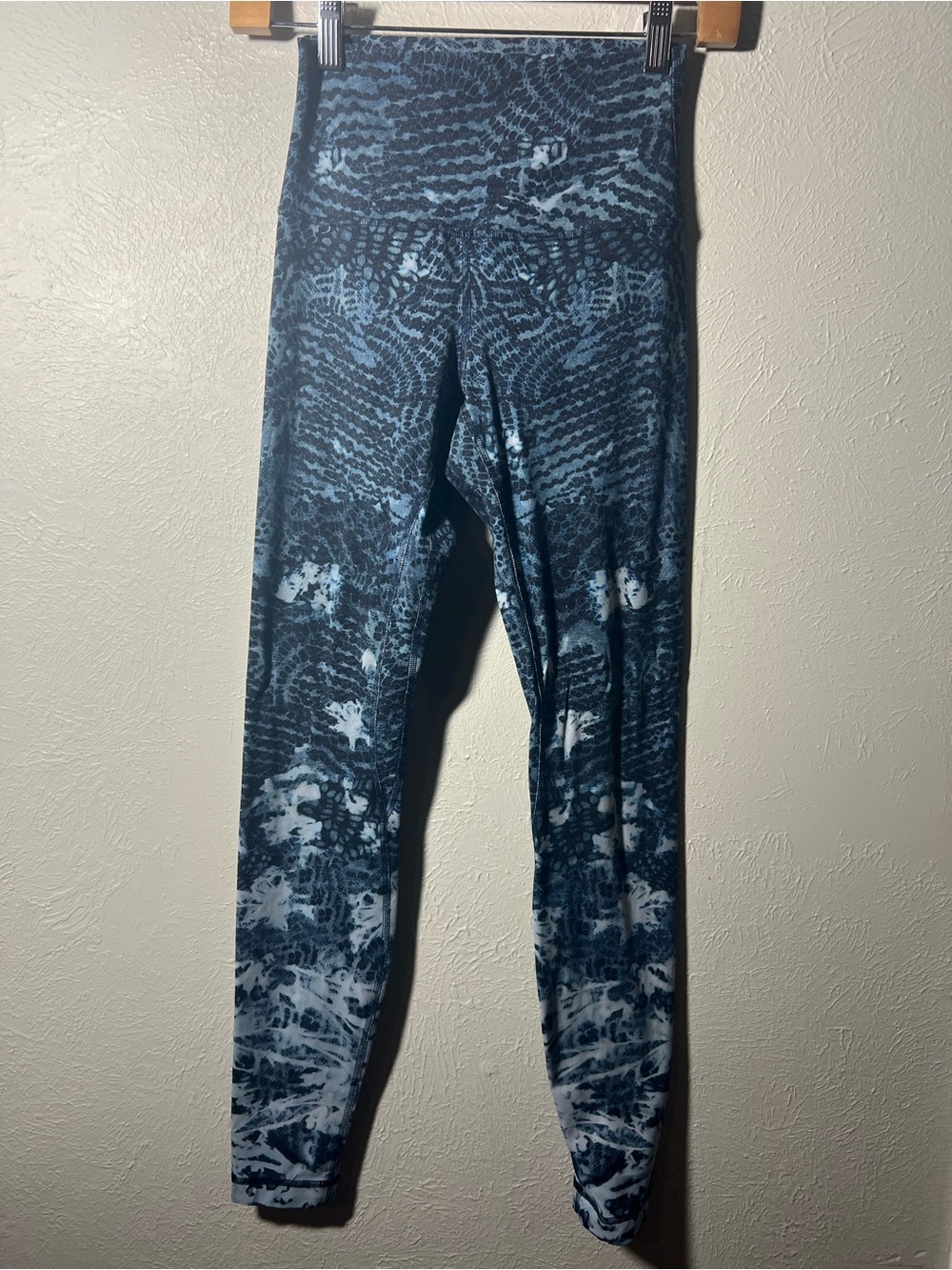 Women’s Lululemon blue Patterned Leggings size 4